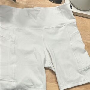 Athleta ultimate stash 7”  White Shorts
